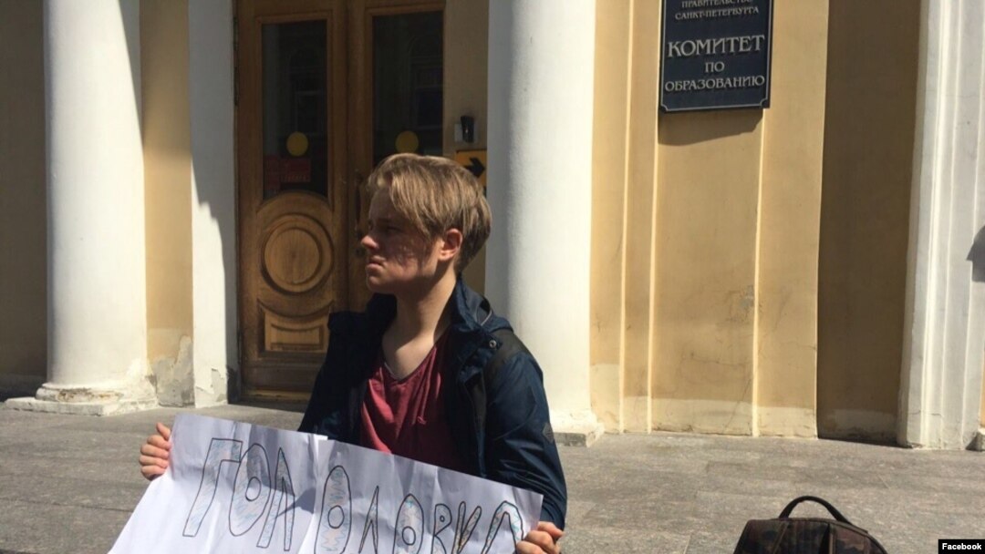 Леонид Шайдуров, лидер профсоюза "Ученик", на одиночном пикете против политических репрессий