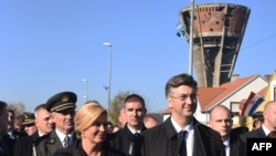 Sjećanje i pijetet prema žrtvi Vukovara: Kolinda Grabar Kitarović i Andrej Plenković u Koloni sjećanja u Vukovaru