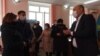 Предприниматели, пришедшие на встречу с главным санитарным врачом Западно-Казахстанской области и требующие разрешить торговлю по субботам. Уральск, 5 апреля 2021 года.