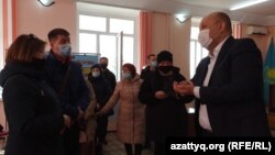 Предприниматели, пришедшие на встречу с главным санитарным врачом Западно-Казахстанской области и требующие разрешить торговлю по субботам. Уральск, 5 апреля 2021 года.