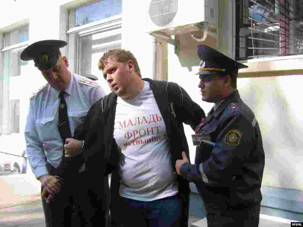 8 верасьня, аўторак - Міліцыянты разагналі акцыю “Маладога фронту” насупраць будынку расейскай амбасады, прысьвечаную ўгодкам Аршанскай бітвы. Актывістаў арганізацыі Міколу Дземідзенку і Маргарыту Кароль затрымалі і адвезьлі ў міліцыю Цэнтральнага раёну Менску.