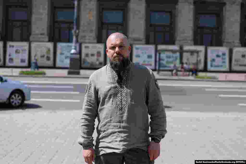 «Цю вишиванку мені подарувала дружина у 2024 році. Вишиванка з початком повномасштабного вторгнення стала для мене уособленням того, що ми – єдина нація. Вона показує, що ми єдині і незалежні», – розповів Радіо Свобода Ігор