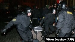 Minskde belarus polisiýasy protestçileri saklaýar.