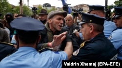 Приврзаници на Самоопределување на протест против новата влада, Приштина, 03.06.2020. 