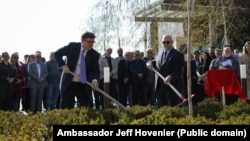 Ceremonija sadnje drveća u znak sećanja na ambasadorku Tinu S. Kaidanow, prvu ambasadorku SAD na Kosovu, Priština, 21. oktobar 2024.