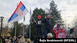 Djevojka sa zastavom Srbije na protestu u Banjaluci.