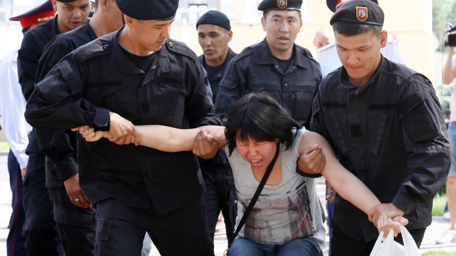 Kazakhstan - Kazakh policemen detain an opposition activist during a rally in Almaty on June 23, 2018. Police have detained dozens of opposition protesters in Kazakhstan's largest city after the exiled nemesis of long-time leader Nursultan Nazarbayev call