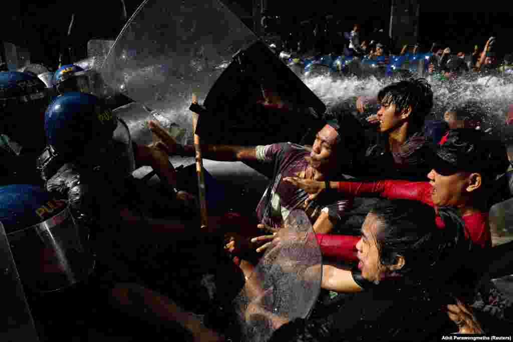 Protesters clash with riot police as they try to march towards the U.S. Embassy during a rally against U.S. President Donald Trump&#39;s visit to Manila. (Reuters/Athit Perawongmetha)