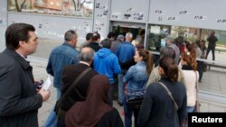 Ispred zavoda za nezaposlene u Barseloni