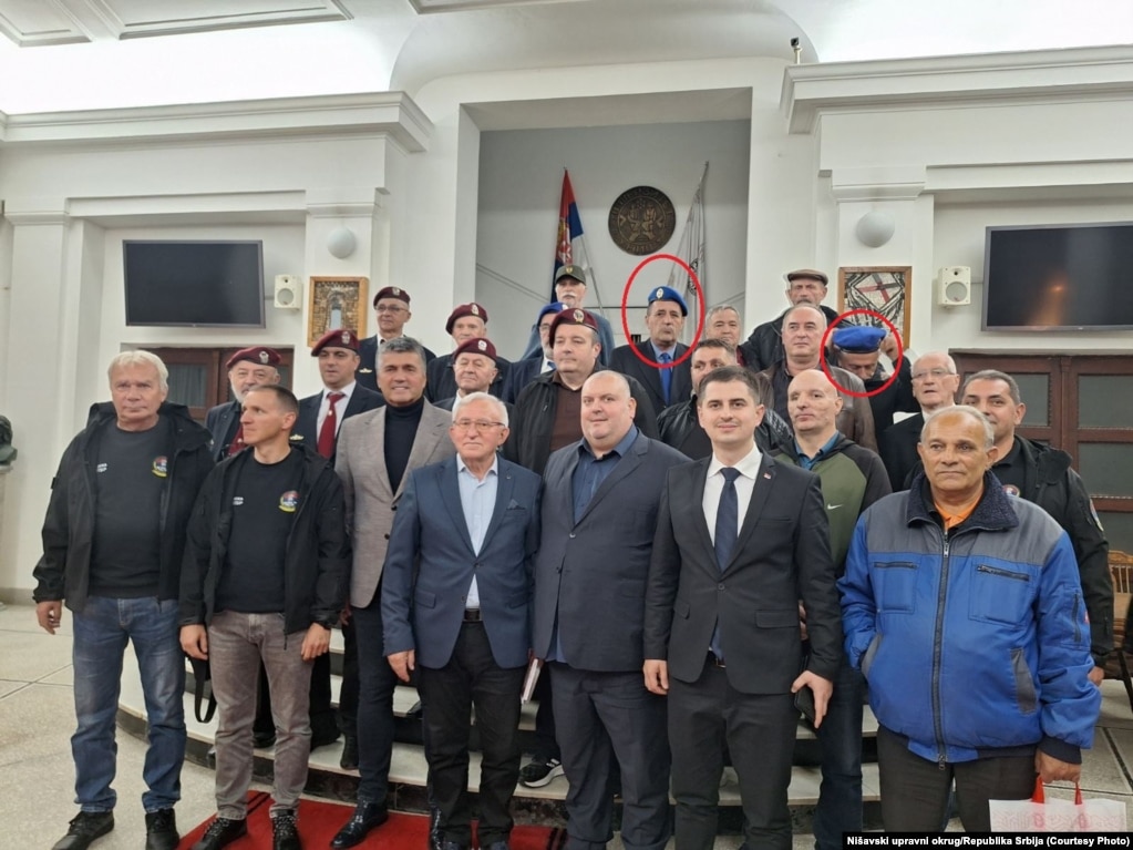 Joshanoviqi dhe Radosavljeviqi me Vlladimir Llazareviqin dhe shefin e Qarkut të Nishit dhe anëtarin e Partisë Progresive Serbe, Petar Baboviqin (rreshti i parë në qendër të fotografisë). 16 nëntor 2023.