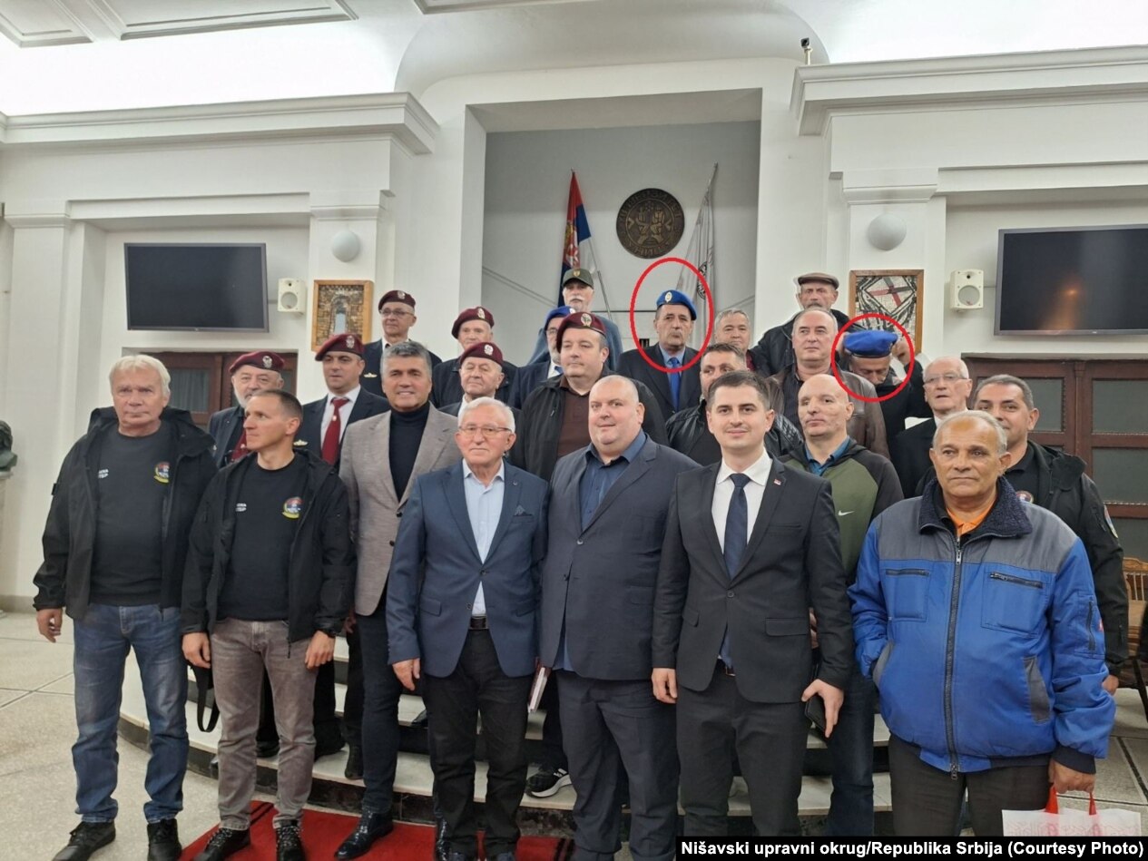 Joshanoviqi dhe Radosavljeviqi me Vlladimir Llazareviqin dhe shefin e Qarkut të Nishit dhe anëtarin e Partisë Progresive Serbe, Petar Baboviqin (rreshti i parë në qendër të fotografisë). 16 nëntor 2023.