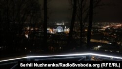 Дорожники обробляли вночі мости й шляхопроводи