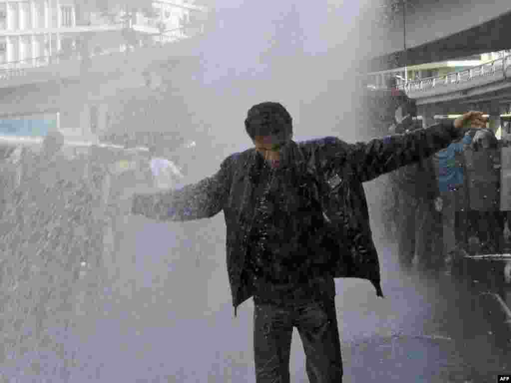 Antigovernment protesters confront riot police in Cairo on January 28.