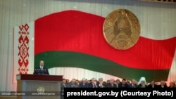 Лукашэнка выступае на першым "усебеларускім народным сходзе", кастрычнік 1996