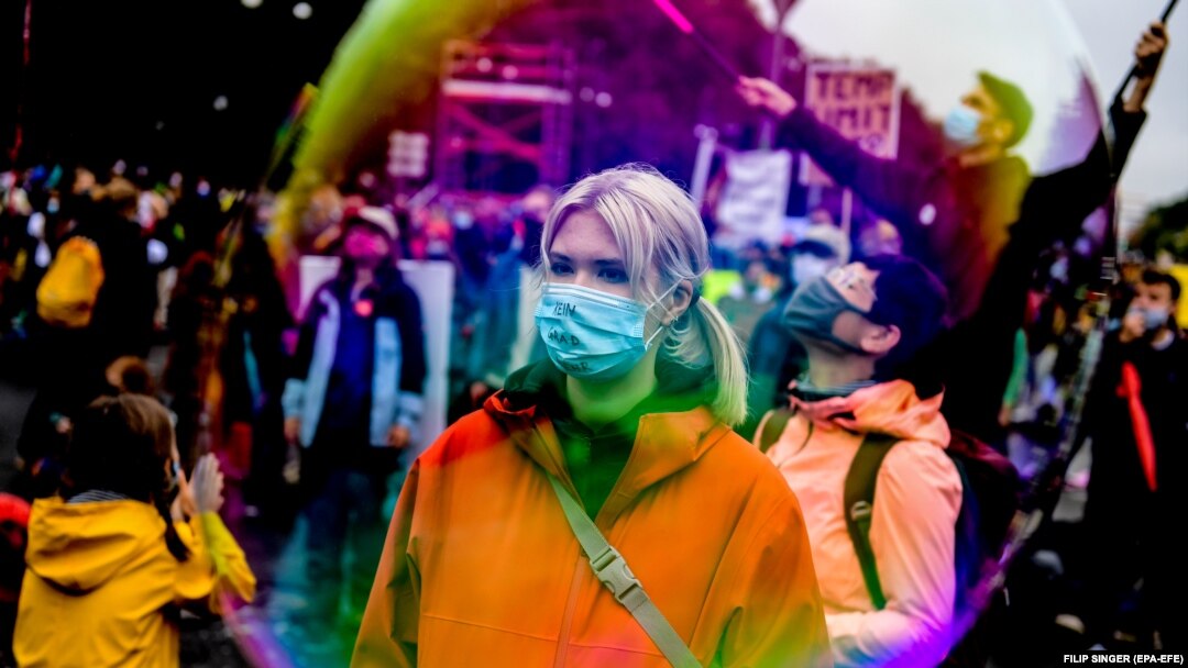 Proteste în Berlin împotriva restricțiilor aplicate de guvern
