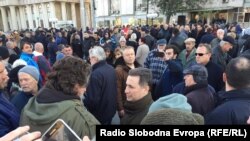 Лидерот на ВМРО-ДПМНЕ Никола Груевски предводи група која оди на протест пред Основниот суд Скопје 1 по приведување на пратеници од ВМРО-ДПМНЕ кои се осомничени за инцидентите на 27 април 