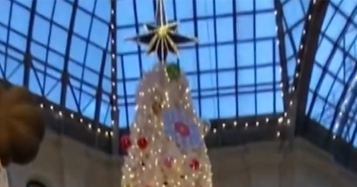 Tancuri pe pomul de Crăciun. Jucăriile de brad pe tema războiului sunt în trend la Moscova