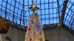 Tancuri pe pomul de Crăciun. Jucăriile de brad pe tema războiului sunt în trend la Moscova 