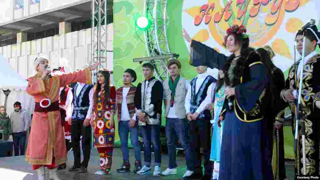 Сәхнәдә Нәүрүзне каршы алу мизгеле