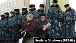 Президент кеңсесіне бармақ болған наразы адамдарды жібермей қоршап тұрған полицейлер. Астана, 28 наурыз 2011 жыл. (Көрнекі сурет)