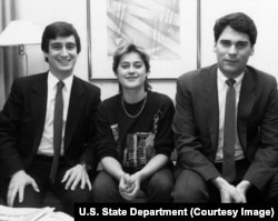 Nadia Comăneci az amerikai külügyminisztérium két biztonsági ügynökével, miután 1989. december 1-jén megérkezett a Kennedy repülőtérre