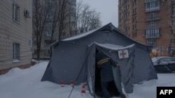 Украински спасувач во Киев отвора шатор на таканаречената „точка на неуништливост“, каде што луѓето можат да ги полнат своите мобилни уреди и да се загреат во услови на зимска студ во градот/Јануари 2026