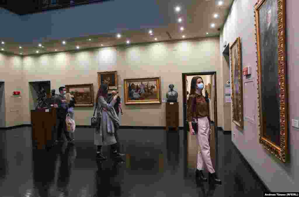 mai 2021 - Muzeul Colecțiilor de Artă, filială a Muzeului Național de Artă, era plin de vizitatori în edițiile Nopții Muzeelor din anii trecuți.&nbsp;