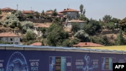 Pankarta me mbishkrimet "Çelësi i Paqes", "Çelësi i Sigurisë" dhe "E ardhme e përbashkët në paqe" janë vendosur përgjatë një rruge në prag të samitit të NATO-s në Ankara, i cili do të mbahet më 7-8 korrik.