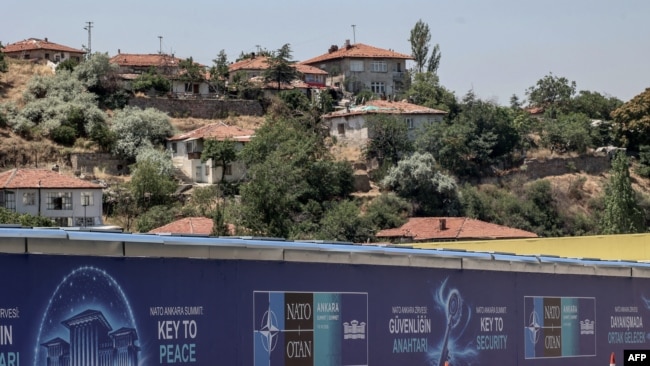Pankarta me mbishkrimet "Çelësi i Paqes", "Çelësi i Sigurisë" dhe "E ardhme e përbashkët në paqe" janë vendosur përgjatë një rruge në prag të samitit të NATO-s në Ankara, i cili do të mbahet më 7-8 korrik.