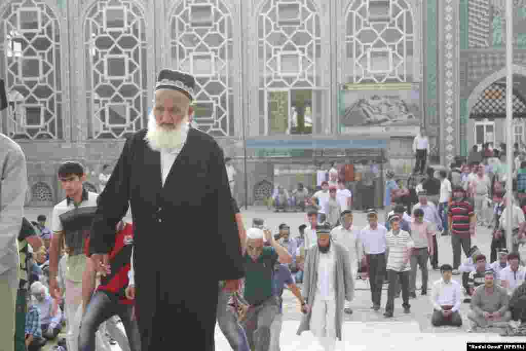 Ҳазорон намозгузор субҳи барвақт барои адои намози иди Фитр омаданд