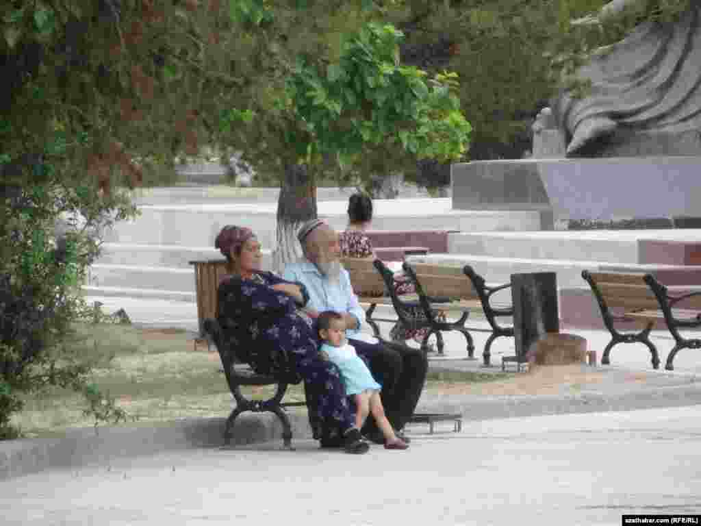 Ene we ata agtyklary bilen gezelenje çykdylar