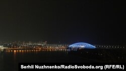 Кримінальні провадження, в рамках якого пройшли обшуки, стосуються можливих фактів службової недбалості та привласнення майна при будівництві Подільського мосту