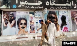 Понівечені зображення жінок на рекламних постерах. Кабул після приходу талібів. Афганістан, 20 серпня 2021 року