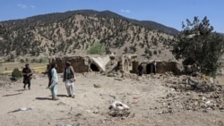 باشندگان در نزدیکی یک خانه آسیب‌دیده پس از حمله هوایی پاکستان در ولسوالی برمل ولایت پکتیکا