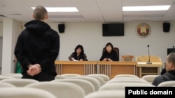 Акыйкатчы Жамиля Жаманбаева кыргызстандык жарандар менен сүйлөшүү учурунда. Минск. 2-апрель, 2026-жыл.