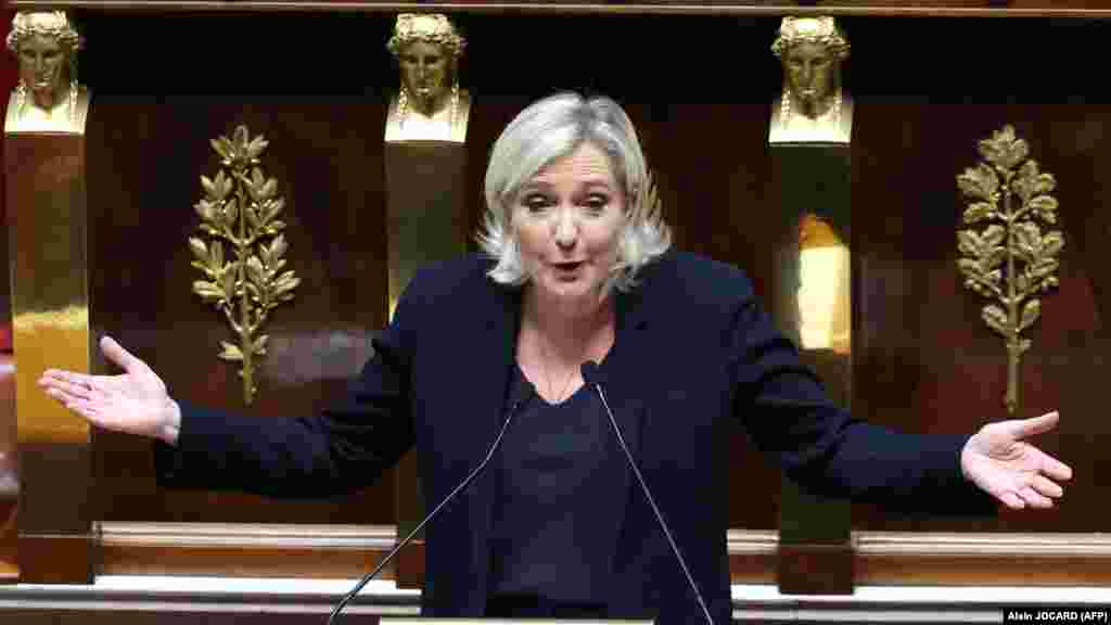 Marine Le Pen francia szélsőjobboldali vezető szerint (a képen a szavazás napján a parlamentben) egyre nagyobb nyomás nehezedik Emmanuel Macron elnökre, hogy mondjon le. A francia baloldal lemondásra és előrehozott elnökválasztás kiírására szólította fel az elnököt, aki egyelőre ragaszkodik ahhoz, hogy 2027-ig kitöltse a mandátumát.&nbsp;Macron csütörtök este beszédet intéz a franciákhoz