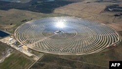 Ispaniyada joylashagan quyosh energiyasidan elektr to'ki ishlab chiqaruvchi geliostansiya.