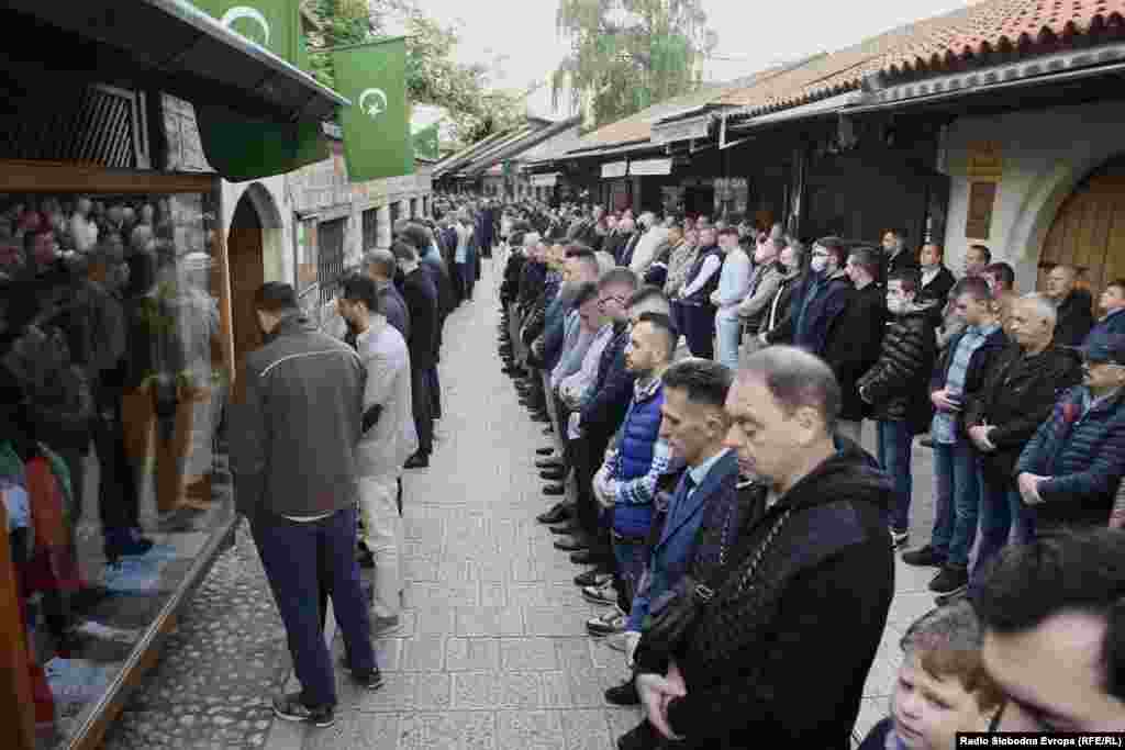 Zbog gužve u dvorištu džamije, vjernici su Bajram-namaz klanjali ispred dvorišta, u starom dijelu Sarajeva - Baščaršiji.