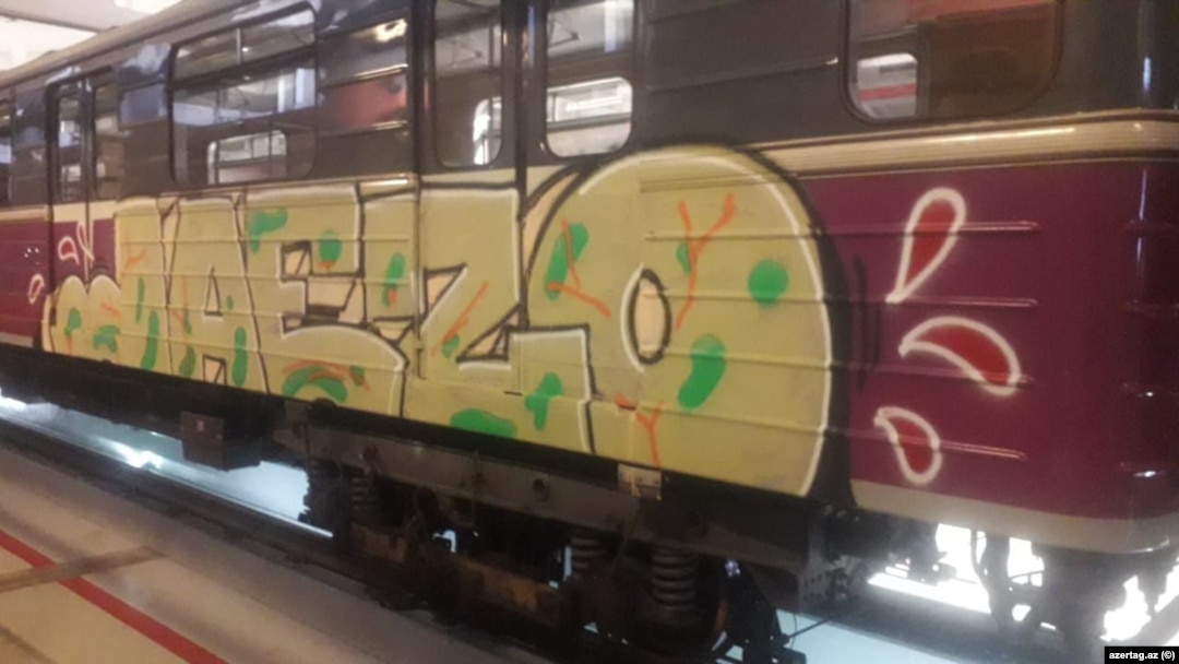 Bakı metrosunda qrafiti