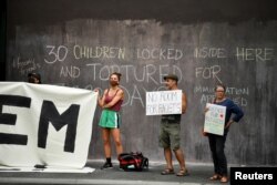 Protest în fața hotelului unde se bănuiește că este reținut Novak Djokovic, Melbourne, Australia, 6 ianuarie 2022.