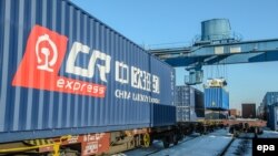 Контейнери вантажного поїзда з Китаю до Великобританії на залізничній станції біля кордону Польщі і Білорусі, 11 січня 2017 року