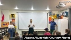 Беларуская школа ў Батумі. У цэнтры фота яе заснавальніца Аксана Акуневіч. Фота: асабісты архіў Аксаны Акуневіч