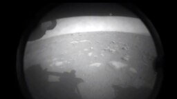 نخستین عکس ارسالی کاوشگر استقامت (پِرسیویرَنس) از سطح مریخ.