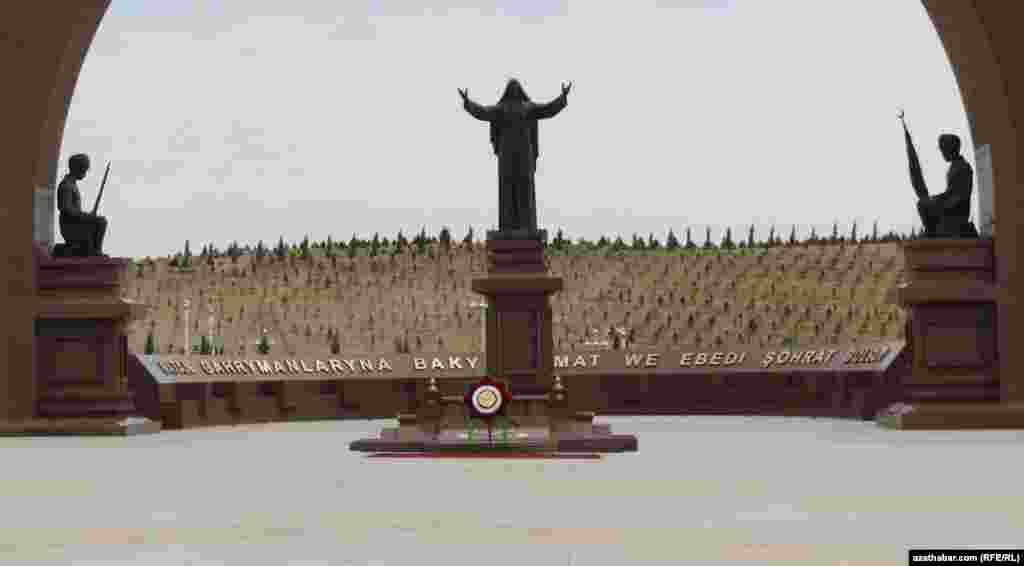 Вечный огонь и статуя матери в центре скульптурной композиции, расположенной на окраине Ашхабада