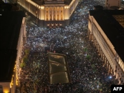 Zeci de mii de protestatari s-au adunat în centrul Sofiei pentru a manifesta împotriva guvernului bulgar, la Sofia, pe 10 decembrie 2025.