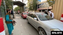 "Талибан" жоочулары "Жашыл зонага" кирип бараткан автоунааларды текшерүүдө, бул жерде көпчүлүк элчиликтер жайгашкан. Кабул, 2021-жылдын 22-августу.