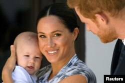 Harry herceg és felesége, Meghan, Sussex hercegnője fiukkal, Archie-val Fokvárosban, Dél-Afrikában, 2019. szeptember 25-én.