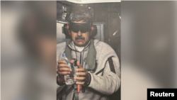 عکسی که ترامپ از مادورو با دستبند و چشم‌بند در ناو جنگی آمریکایی منتشر کرد