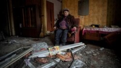 Natalia, o femeie din Kramatorsk, stă în casa care i-a fost distrusă de o lovitură militară rusă.