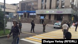 Полицейское оцепление на улице Гоголя в Алматы. 20 июля 2016 года.